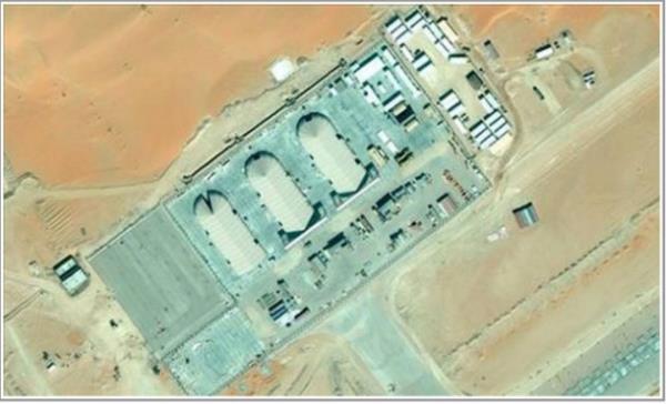 Wired, üstteki hangarların, ABD'nin hava üslerinde yer alan hangarlara çok büyük benzerlik gösterdiğine dikkat çekiyor.