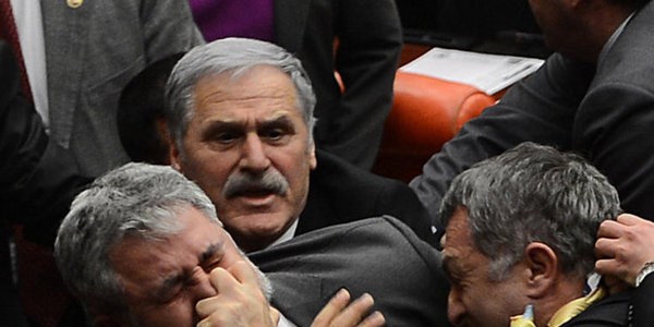Meclis'te yumruklar konuştu!