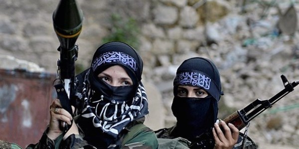 Suriyeli kadınların zorlu savaş eğitimi.