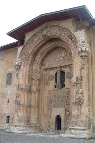 Divriği Ulu Camii,  Yapılar, mimari özelliklerinin yanısıra, sergilediği Anadolu geleneksel taş işçiliği örnekleriyle UNESCO Dünya Miras Listesinde yer almaktadır.