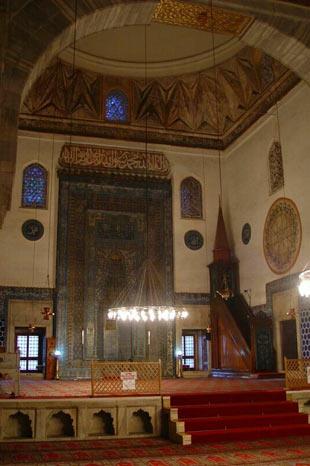 Bursa Yeşil Camii,  Mihrap 10.65 metre yüksekliğindedir ve çinilerin en güzel olduğu kısımdır.