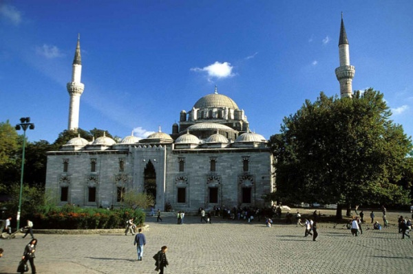 Bayezid Camii,  Sultan Bayezid Veli tarafından, Cümle kapısında Şeyh Hamdullah`ın yazdığı kitabeye göre 1501-1506 yılları arasında beş yılda tamamlanmıştır.