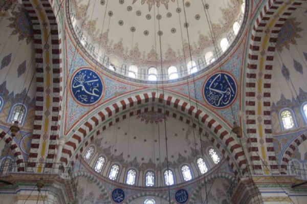 Fatih Camii,  1771 yılında tamirattan sonra şimdiki halini almış. 29 Ocak 1932`de ilk Türkçe ezan bu camide okunmuş.