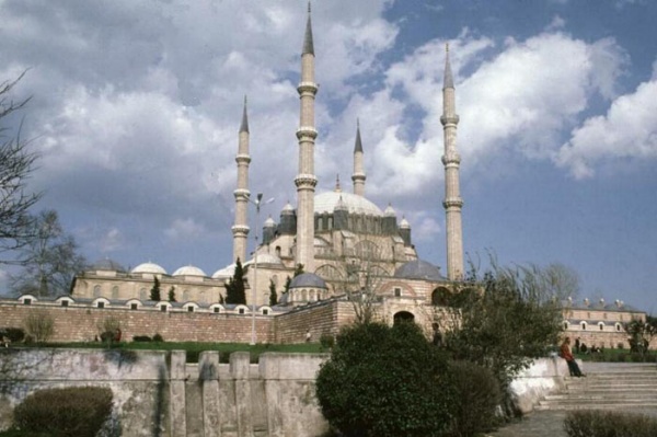 Edirne Selimiye Camii,  Mimar Sinan`ın 80 yaşında yaptığı ve "ustalık eserim" dediği Selimiye Camii gerek Mimar Sinan`ın gerek Osmanlı mimarisinin en önemli baş yapıtlarından biridir.