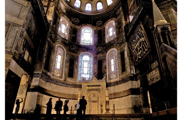 Ayasofya Camii,  916 yıl boyunca Bizans İmparatorluğu`nun prestij yapısı ve Ortodoks dünyasının merkezi olmuş, kısaca "Büyük Kilise" olarak anılmış; 481 yıl boyunca İslam dünyasının ve Osmanlı İmparatorluğu`nun "Büyük Cami"si olarak kullanılmıştır.