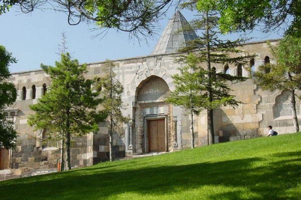 Konya Alaaddin Camii,  Sultan Alâeddin Keykubat tarafından tamamlandığı ve mimarının Mehmet bin Havlan olduğu bilinmektedir.