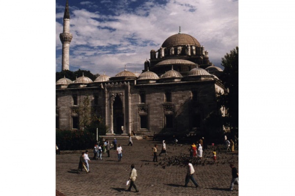 Bayezid Camii,  Selçuk Hatun, Büyük Reşit Paşa`nın mezarları burada bulunmaktadır.