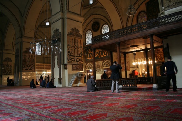 Bursa Ulucamii`yi diğer camilerden ayıran diğer bir özellik ise caminin tam ortasında şadırvanın olmasıdır.