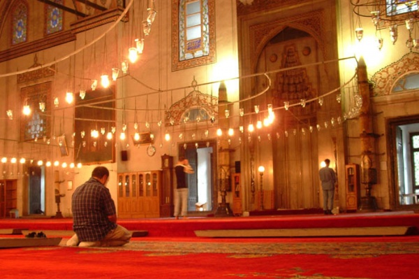Bayezid Camii,  Sağında Bayezid Devlet Kütüphanesi, solunda eski Bayezid Medresesi, şimdiki Vakıf Hat Sanatları Müzesi görülür.