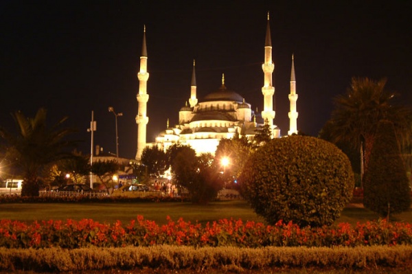 Sultan Ahmet Camii, 1609-1616 yılları arasında Sultan I. Ahmet tarafından İstanbul`daki tarihi yarımadada, Mimar Sedefkâr Mehmet Ağa`ya yaptırılmıştır.