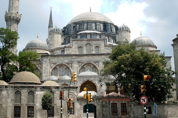 Fatih Camii,  1470 yılında Sinaüddin Yusuf bin Abdullah mimarlığında inşa edilen cami, 1766`da yaşanan bir depremden dolayı harabe haline gelmiş.