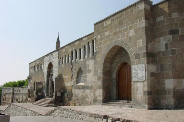 Konya Alaaddin Camii,  Konya Karatay ilçesinde, Alâeddin Tepesi’nde bulunur.