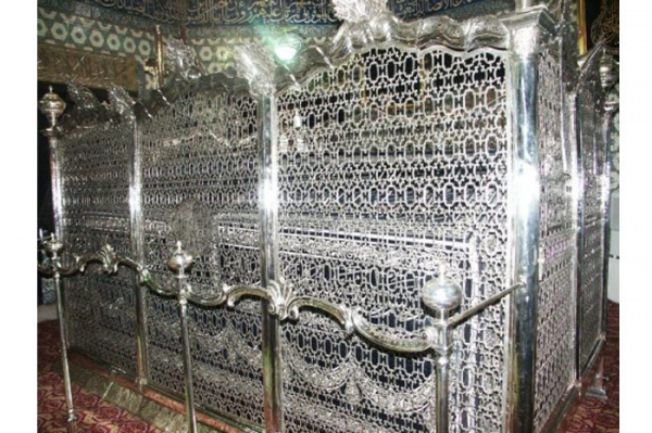 Eyüp Sultan Camii,  7 yy. Arap kuşatması esnasında burada ölmüş, İstanbul`un Türk kuşatması sırasında mezarı keşfedilmiş, sonradan türbe ve şehrin ilk camii buraya yapılmıştı.