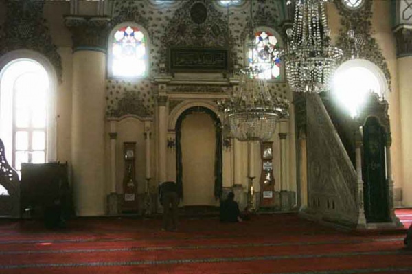 İzmir Hisar Camii,  1813 yılındaki onarımında caminin önüne bir son cemaat yeri eklenmiştir.