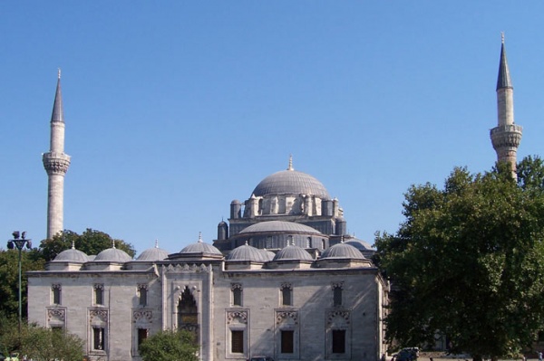 Bayezid Camii,  Bu müzede Hz. Muhammed`in kabir toprağı, saçı şerifi, kabe örtüsü gibi kutsal emanetler bulunmaktadır.