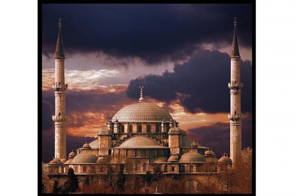 Fatih Camii,  İstanbul`un Fatih ilçesinde Fatih Sultan Mehmed tarafından yaptırılmış olan Fatih Camisi`nin bir de külliyesi bulunuyor.