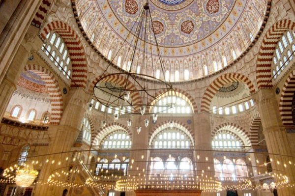Edirne Selimiye Camii,  Cami açık havalarda Rodop Dağları`ndan ve Uzunköprü`nün Süleymaniye köyünden görülebilmektedir.