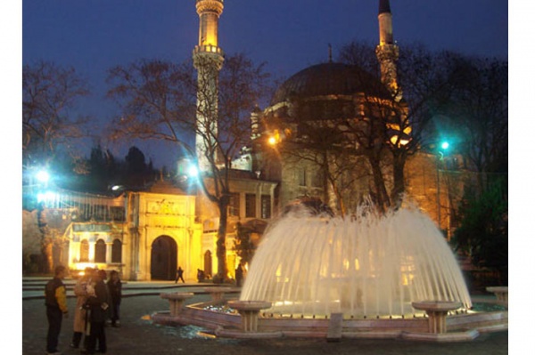 Eyüp Sultan Camii,  Eyüp-el Ensari Hz. Muhammet`in bayraktarlığını yapmış bir şahıstı.