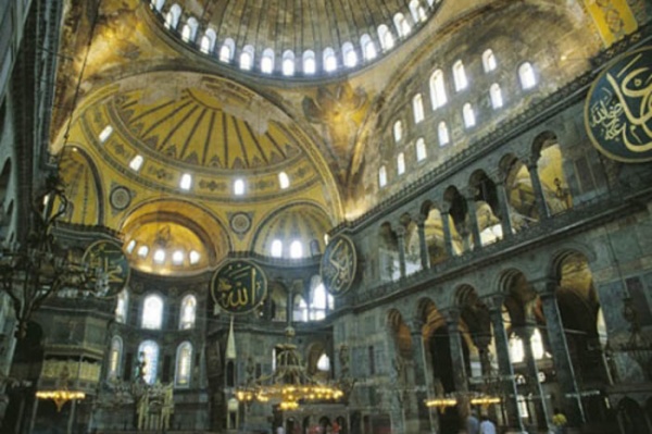 Ayasofya Camii,  27 Aralık 537 günü kutsanarak açılışı yapılan Hagia Sophia Kilisesi, 2003 yılının 27 Aralık`ında 1466. yaşını tamamladı.