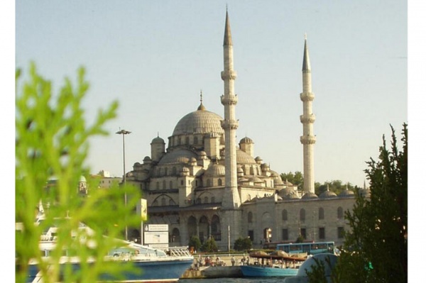 Yeni Camii,  Yeni Cami ya da Valide Sultan Camii, İstanbul`da 1597 yılında Sultan III. Murat`ın eşi Safiye Sultan`ın emriyle temeli atılan ve 1663`te ibadete açılan camidir.