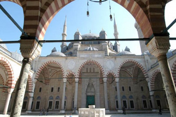 Edirne Selimiye Camii,  Caminin kapısındaki kitabeye göre yapımına 1568 (Hicri:976) yılında başlanmıştır. II. Selim`in ölümünün ardından 14 Mart 1575`te ibadete açılmıştır.
