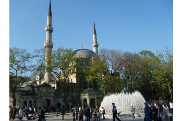Eyüp Sultan Camii,  Kara surları ile Haliç surlarının birleştiği yerin dışında yer alan Eyüp Camii ve Türbesi İslam dünyasının kutsal yerlerinden kabul edilir.