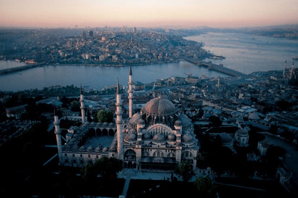 Süleymaniye Camii,  Mimar Sinan`ın yedi yılda tamamladığı bu cami, İstanbul`un en görkemli yapıları arasındadır.