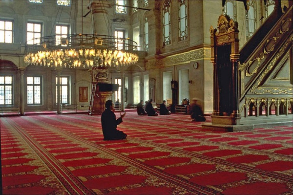 Eyüp Sultan Camii,  İlk camii depremde yıkılınca 1800 de bu günkü inşa edilmişti.