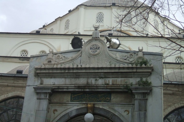İzmir Hisar Camii,  Cami Hisar’ın Aşağı Kapısı önünde bulunduğundan Hisar Camisi ismini almıştır.