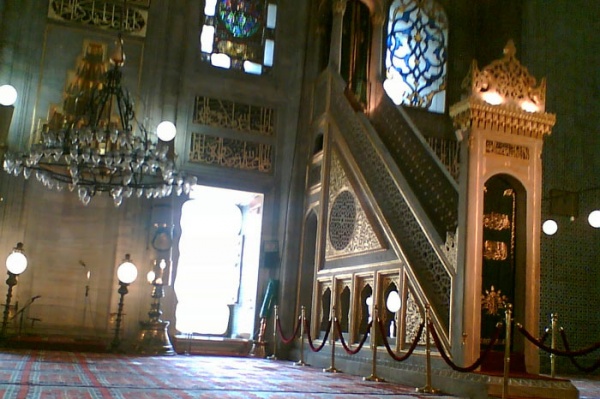 Yeni Camii etrafında Valide Sultan Türbesi, sebil, Mısır Çarşısı arastası bulunmaktadır. Caminin mimari üslubu, kubbedeki yükseklik vurgusu ve yan cephe revaklarıdır.