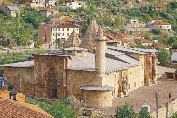 Divriği Ulu Camii,  İslam mimarisinin bu başyapıtı iki kubbeli bir türbeye sahip bir cami ve ona bitişi bir hastaneden oluşmaktadır.