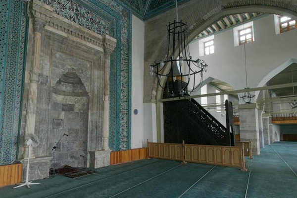 Konya Alaaddin Camiinin cümle kapısı üzerindeki beş satır halindeki kitabede yapımına Sultan I.Keykavus’un emri ile 1219’da başlandığı yazılıdır.