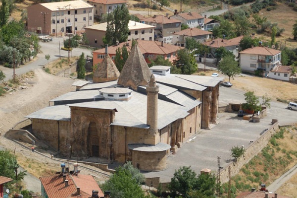 Divriği Ulu Camii,  Mengücekoğullarından Ahmet Şah ile eşi Melike Turan tarafından 1228 tarihinde tamamlanan Divriği Ulucami ve Şifahanesi, çevresindeki taş ocaklarından çıkarılmış bir cins tüften inşaa edilmiştir.