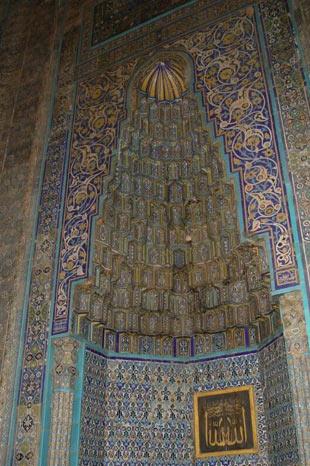 Bursa Yeşil Camii,   ismini aldığı yeşil çinilerle ve her yeri çeşitli desenlerle bezenmiştir.
