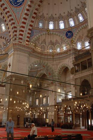 Fatih Camii,  Caminin ilk inşasından bugüne sadece şadırvan avlusunun üç duvarı, şadırvan, tac kapı, mihrap, birinci şerefeye kadar minareler ve çevre duvarının bir kısmı kalmış.