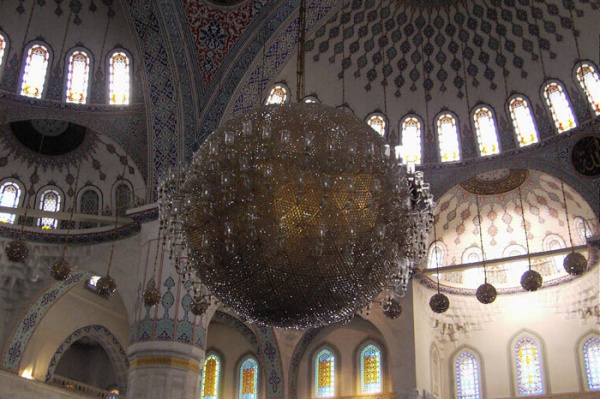 Ankara Kocatepe Camii,  4500 m² `lik bir alan üzerinde inşa edilen caminin alt kısmında konferans salonu, kütüphane, otopark, ticarethane ve idari birimler bulunmaktadır.