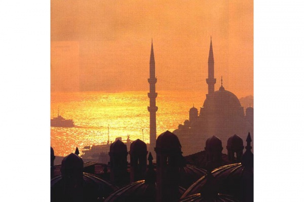 Süleymaniye Camii,  Kanuni Süleyman`ın isteğiyle 1550-57 yılları arasında yapılan Süleymaniye Camii Mimar Sinan`ın yedi yılda tamamladığı İstanbul`un en görkemli yapıları arasındadır.