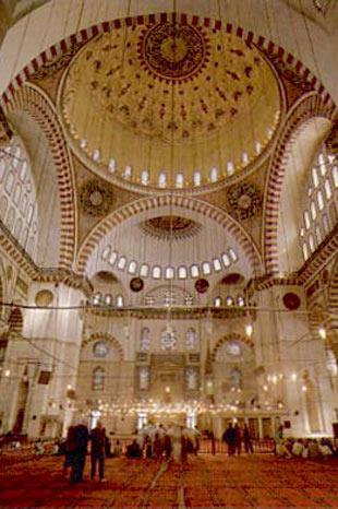 Süleymaniye Camii,  Camiye etrafı revaklarla çevrili, ortasında şadırvanı olan iç avludan giriliyor.