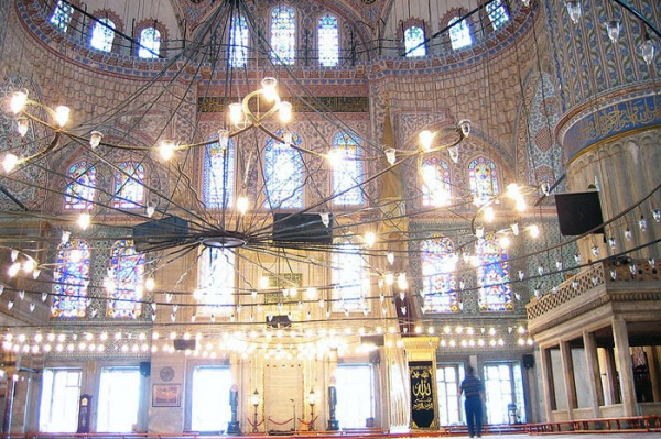 Sultan Ahmet Camii,  Ayasofya`nın 1934 yılında camiden müzeye dönüştürülmesiyle, İstanbul`un ana camisi konumuna ulaşmıştır