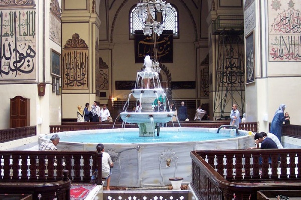 Bursa Ulu Camii,  Dikdörtgen planlı cami yaklaşık toplam 5000 metrekare boyutlarında olup 20 kubbe ile örtülüdür.
