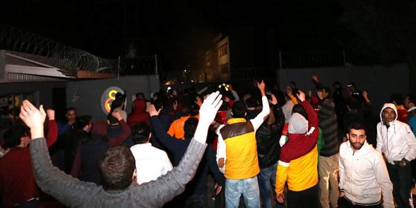 G.Saraylı taraftarlar Florya'yı bastı