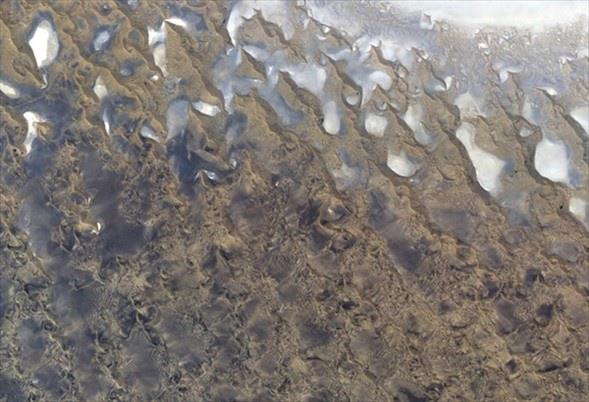 İran'ın güneyindeki Lut Gölü dünyanın en büyük tuz kumulu. Aynı zamanda yükseklikleri 300 metreye yaklaşan kum tepelerine sahip. Fotoğraf 2006'da ASTER'den çekilmiş.