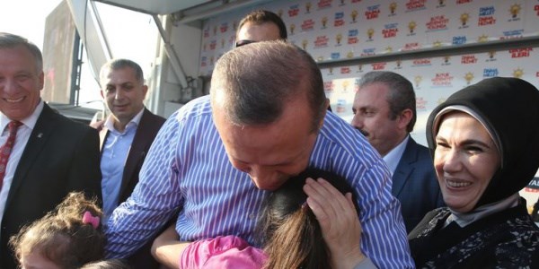 Erdoğan'la kucaklaşan çocukların gözyaşları