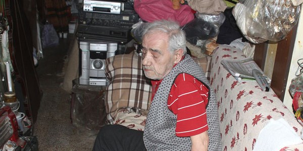 O yalıda babası eskicide yaşıyor