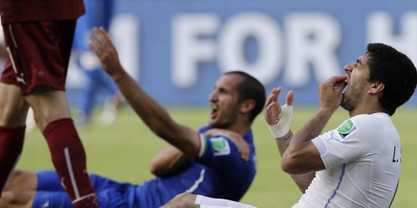Suarez yine ısırdı
