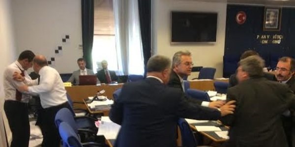 Meclis'te yumruk yumruğa kavga