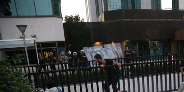 Başkonsolosluğa girmeye çalıştılar