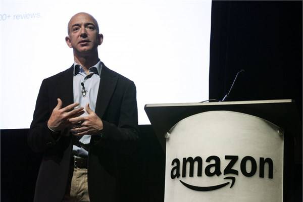 Sosyal medya şirketleri yerine Apple, eğer isterse piyasa değeri 136 milyar dolar olan alışveriş sitesi Amazon.com'u da satın alabilir.