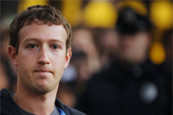 Apple, elindeki servetle 63 milyar dolarlık Facebook, 20 milyar dolarlık Twitter ve 21 milyar dolarlık Linkedin'i satın alarak tam bir sosyal medya devine dönüşebilir.