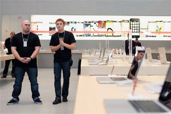 Apple'ın dünya genelinde 41 bin satış elemanı var. 147 milyar dolarlık servetle Apple, bu çalışanların her birine tek sefere mahsus olmak üzere 3,5 milyon dolar ikramiye verebilir.